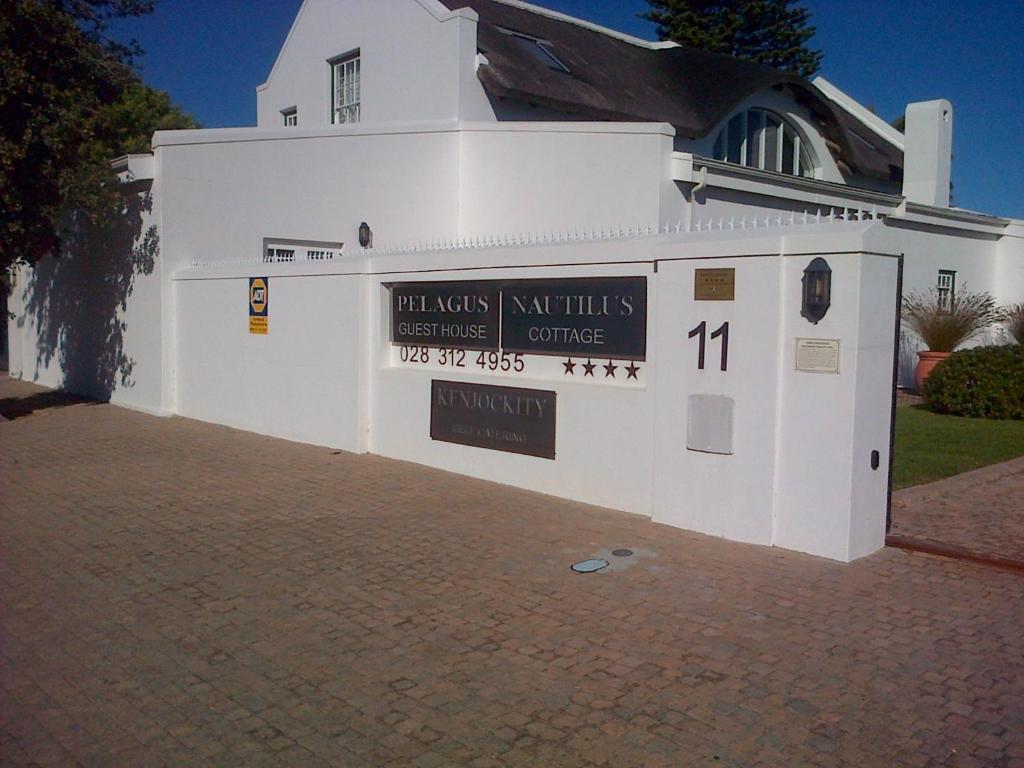 Nautilus Guest House Херманус Екстериор снимка