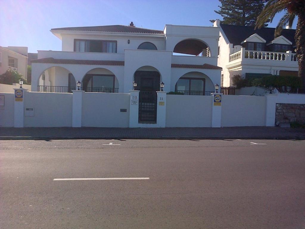Nautilus Guest House Херманус Екстериор снимка